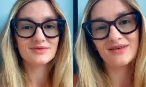 Uśmiechnięta blondynka w okularach, z widocznymi tureckie zęby.
