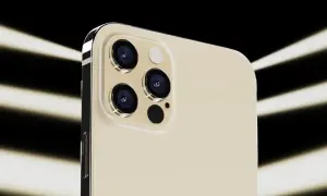 Dettaglio del modulo fotocamera dell'iPhone 12, con tre obiettivi e flash. La fotocamera megapixel cattura ogni dettaglio.