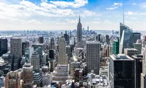 Widok na Manhattan z Empire State Building. Zastanawiasz się, ile się leci do Nowego Jorku?