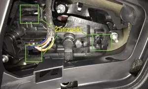 Audi A3 8P wymiana żarówki tył. Widoczne zatrzaski i wiązka przewodów w kloszu lampy.