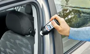 Jak otworzyć zamarznięte drzwi w samochodzie? Aplikacja silikonu do uszczelek zapobiega przymarzaniu.