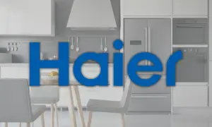 Nowoczesna kuchnia z lodówką i piekarnikami Haier. Haier to znana firma produkująca sprzęt AGD.
