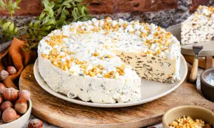 Omas Eistorte, eine köstliche gefrorene Leckerei mit Schokoladenstückchen und knuspriger Streusel-Garnitur, wartet darauf, genossen zu werden.