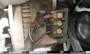 Alternateur de voiture avec fils connectés. Aide à diagnostiquer comment savoir si batterie HS ou alternateur.