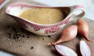 Enkel pepparsås recept med schalottenlök och nymalen svartpeppar i en vacker såssip.
