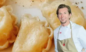 Szef kuchni prezentuje pyszne pierogi z serem, idealne na polski obiad.
