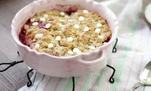 En nybakad hallonpaj med vit choklad, perfekt för ett mysigt fika. Detta hallonpaj recept är en favorit!