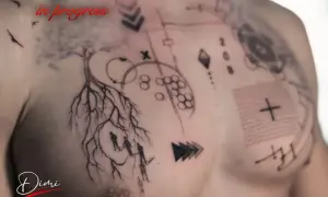 Tatuaje en progreso en el pecho, con un árbol de raíces y figuras humanas. El diseño abstracto se tatúa en la dermis, la capa de la piel donde se deposita la tinta.