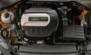 Silnik 2.0 TFSI Audi, serce sportowego samochodu, gotowe do akcji.