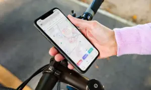Aplikacje do jazdy na rowerze na smartfonie pokazują mapę z punktami zainteresowania.
