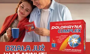 Para troskliwie trzyma kubek z herbatą, podczas gdy mężczyzna pokazuje opakowanie Polopiryna Complex, obiecując szybką ulgę w objawach przeziębienia.