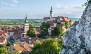 Blick auf eine malerische Stadt mit Kirchturm und Schloss, ein echter Geheimtipp Tschechien Urlaub.