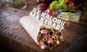 Pyszny kebab z mięsem, warzywami i sosem. Zastanawiasz się, ile kalorii ma kebab?