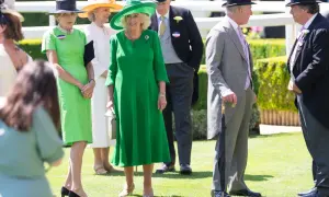 Königliche Gäste in grünen Kleidern und Zylindern, die den Royal Ascot Dresscode befolgen.