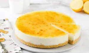 Deliciosa tarta de limón sin horno, con una capa superior dorada y cremosa. Perfecta para refrescar cualquier momento.