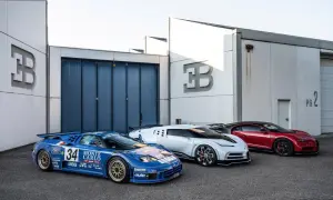 Trzy Bugatti: niebieski bolid z numerem 34, biały Bugatti Centodieci i czerwony Chiron.