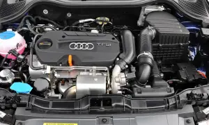 Silnik Audi 55 TFSI. Turbosprężarka i układ dolotowy widoczne w komorze silnika.
