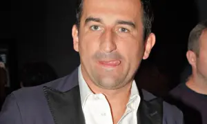 Michał Koterski, znany z wielu komediowych filmów, w tym "Kac Wawa", pokazuje język w zabawnym geście.