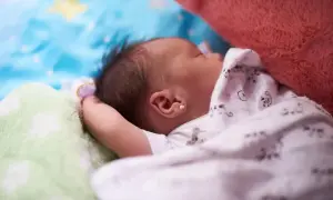 Śpiące dziecko, jak widzi 3 miesięczne dziecko: rozmyte kształty, jasne kolory, miękkie koce i pluszaki.