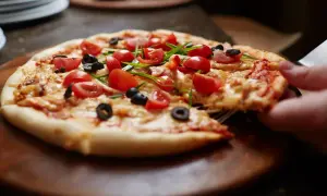 Ile kcal ma mała pizza? Zaskakujące różnice w kaloriach!