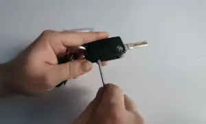 Wymiana baterii w kluczyku Skoda: Zrób to sam! Poradnik krok po kroku