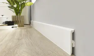 Rodapiés blancos modernos, un detalle clave en la decoración actual.