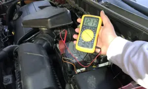 Alternator szwankuje? Sprawdź go multimetrem w 3 krokach!