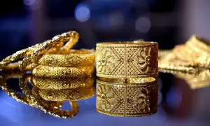 Brazaletes de oro con intrincados diseños florales, perfectos para saber como saber si es oro de 18k o 24k.