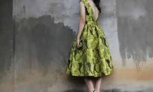 Weselna elegancja po 50.: Jak ubrać się stylowo i z klasą?