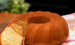 En gyllene sockerkaka med russin, perfekt för fikat.