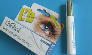 Serum L'biotica na porost rzęs, które obiecuje naturalnie piękne rzęsy. Opakowanie z wizerunkiem oka i aplikatorem.