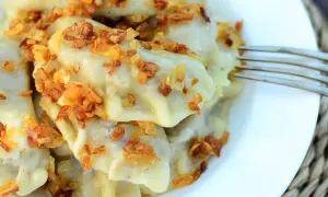 Pyszne pierogi z kaszą gryczaną i twarogiem, posypane chrupiącą cebulką. Idealne na obiad!