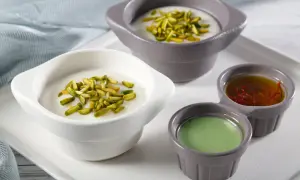 Douceurs crémeuses, pistaches croquantes et sirops colorés pour une mouhalabieh recette parfaite.