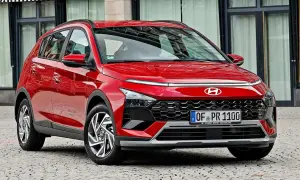 Czerwony Hyundai Bayon z nowoczesnym designem, błyszczącym lakierem i charakterystycznym grillem, zaparkowany na brukowanej ulicy.