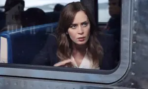 Emily Blunt w filmie, zamyślona, patrzy przez okno pociągu.