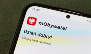 Aplikacja mObywatel na telefonie. Sprawdź, co daje legitymacja nauczyciela w cyfrowej formie.