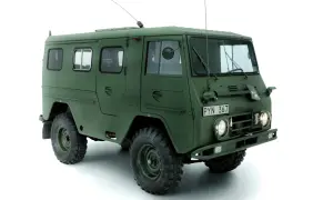 Grön militärbil, en Volvo Valp, står redo för äventyr.