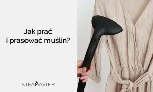 Ręka trzyma parownicę przy beżowej sukience z muślinu. Czy muślin się gniecie? Parownica Steamaster pomoże!