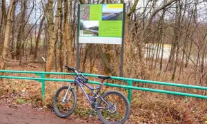 Rower górski przy tablicy informacyjnej o trasie rowerowej Żywiec.