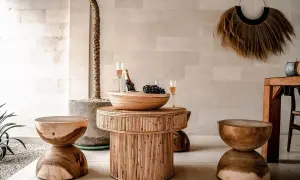 Stolik z rattanu, idealny do salonu, prezentuje się świetnie. Zastanawiasz się, czym pomalować rattan? Ten mebel zachwyca naturalnym pięknem.
