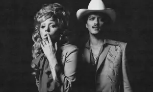 Lady Gaga z papierosem i Bruno Mars w kapeluszu. Tekst "die with a smile" idealnie pasuje do ich stylizacji.