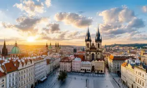Zachód słońca nad Pragą, idealny na weekend w Czechach. Widok na Rynek Staromiejski z Kościołem Marii Panny przed Tynem.