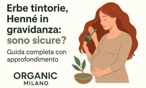 Donna incinta con capelli rossi e pennello per tinta, con ciotola di henné. Guida su erbe tintorie e gravidanza.
