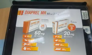 Na ekranie tabletu widoczny jest lek DIAPREL MR z gliklazydem, dostępne dawki 30, 60, 90 i 120 mg.