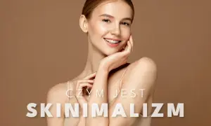 Uśmiechnięta kobieta z delikatną cerą, symbolizująca piękno i naturalność. Tekst: "CZYM JEST SKINIMALIZM".