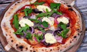 En läcker pizza med oxfilé, röd lök, ruccola och en krämig sås. Perfekt för en mysig kväll.
