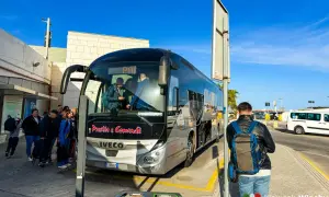 Dojazd z lotniska do Palermo autobusem Prestia e Comandè. Grupa ludzi czeka na odjazd.