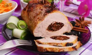 Jak upiec soczysty schab ze śliwką? Przepis krok po kroku