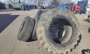 Duże opony rolnicze i samochodowe na placu. Zastanawiasz się, ile kosztuje utylizacja opon? Tutaj znajdziesz odpowiedź.