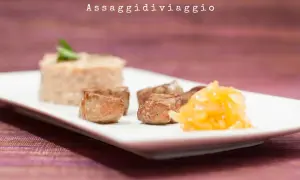 Delizioso fegato con cipolle caramellate, servito con un contorno di risotto.